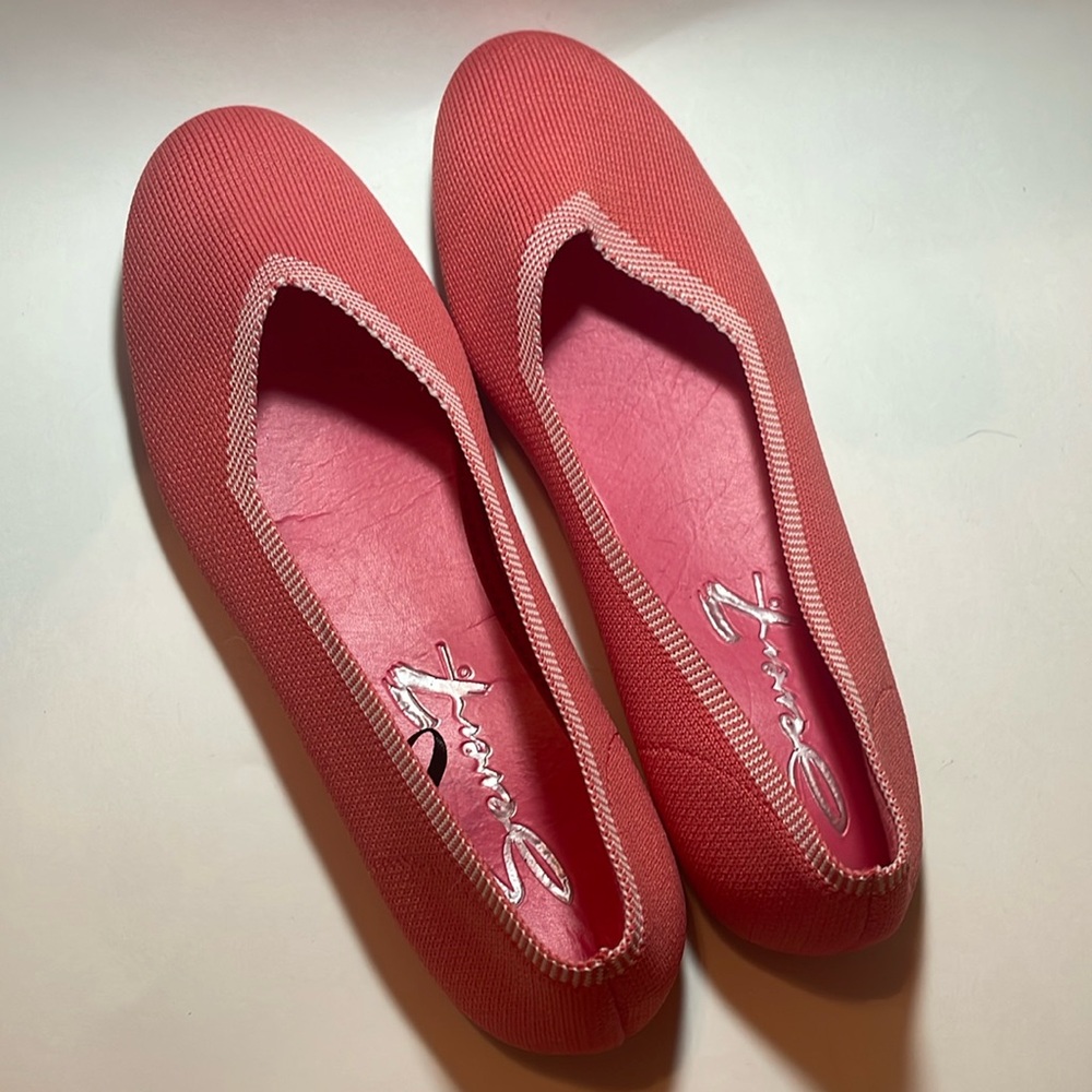 Knit coral size nine shoe.
